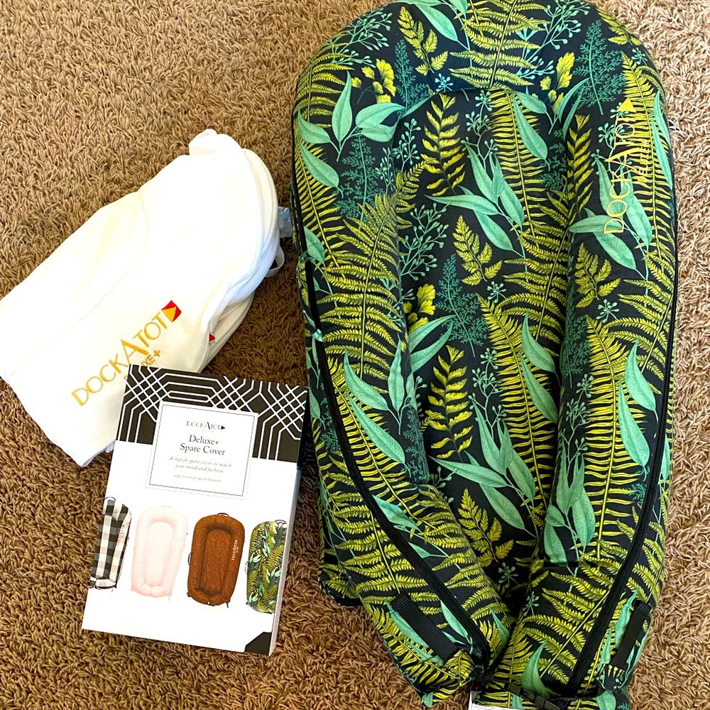 Dock-a-tot deluxe+ pristine white & nightfall extra cover ($270 new)